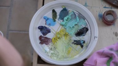 Bir terasta kız boyama