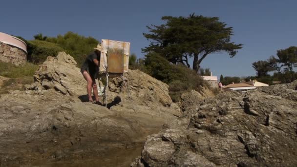 Um artista de meia-idade faz uma imagem do mar — Vídeo de Stock