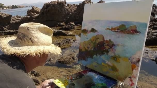 Artista faz um retrato da costa do mar — Vídeo de Stock