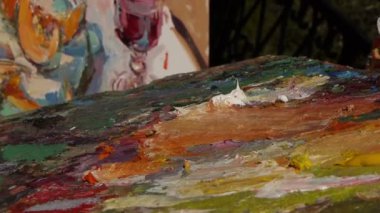 Bir kadında bir teras üzerinde parlak elbise çizer resimleri