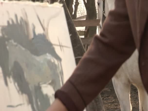 Un homme en costume dessine un cheval — Video