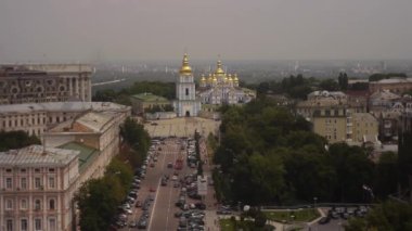 Sofievskaya Meydanı, Mykhailivska Kiev'de Meydanı, St. Michael's Katedrali, çan kulesi, güneş ışınları, Bulutların arasından güneş parlıyor