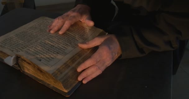 Mönch, Mann in Schwarz, berührt das Buch, liest, nestelt das Chronistenbuch "die Geschichte vergangener Jahre", Kiewo-Petschersky paterik — Stockvideo