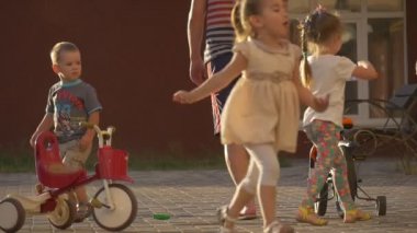 Çocuklar, Çocuk Bahçesi, bahçesinde, oyun, koşu, Bisiklet, Bisiklet, baba, baba, bu önde gelen bisiklet