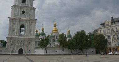 Sofia Meydanı, Kiev, çan kulesi Sophia Katedrali, Ukrayna bayrağı çan kulesi, Küçült, insanlar üzerinde yürüyüş kare, Multi-Storeyed ev vardır