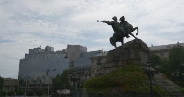 Anıt Bohdan Khmelnytsky'e Sofia Meydanı, Kiev, çan kulesi Sophia Katedrali ve yaşam evleri arka plan üzerinde üzerinde