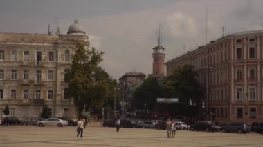 Kiev, eski çok katlı evler, kuleleri, kare, bulutlu gökyüzü Sofia meydanda