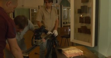 Üç Kameramanlar, adam ile sakal ve bıyık kamera, Video filme, eski kitap düzenlenmesi. Baskı, Kievo-Pecherska Lavra için eski araçları