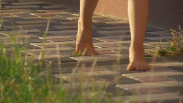 Niños, Pies de niño, Piernas, Pies de cerca, Caminar por carretera, Pavimentado por azulejos, Cámara lenta — Vídeos de Stock