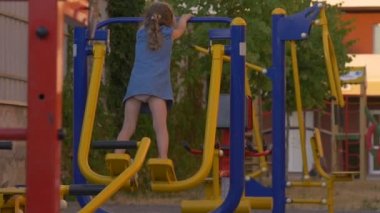 Çocuklar bahçedeki oyun