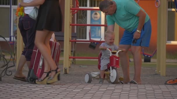 Människor i lekplats, promenad och steg tillbaka — Stockvideo