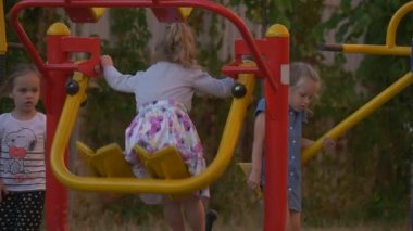 Farklı yönlere kız salıncak