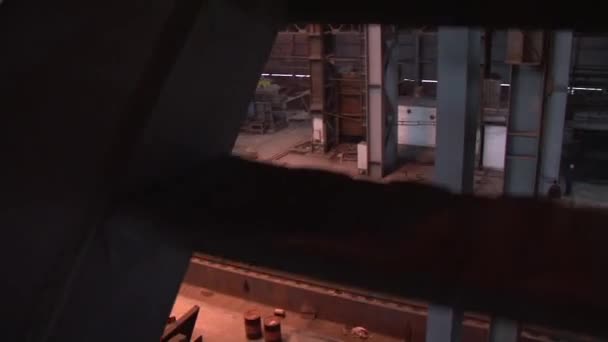 Αναρρίχηση από τις σκάλες, μεταλλουργικές εγκαταστάσεις, μεταλλουργικό εργοστάσιο, μεταλλουργικές εργασίες, πάνω προς τα κάτω, Tilt επάνω — Αρχείο Βίντεο
