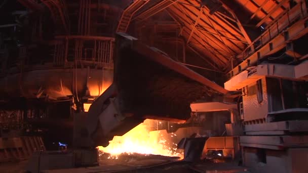 Metallo di fusione, versando metallo, scintille gialle, gru si muove grandi pezzi di metallo, Donetsk Metallurgical Plant — Video Stock