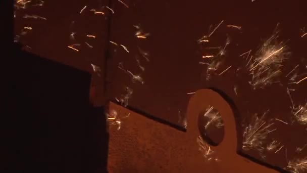 Métal liquide bouillant, métal de fusion, métal jaune vif bouillant dans la chaudière, étincelles volantes, usine métallurgique de Donetsk 