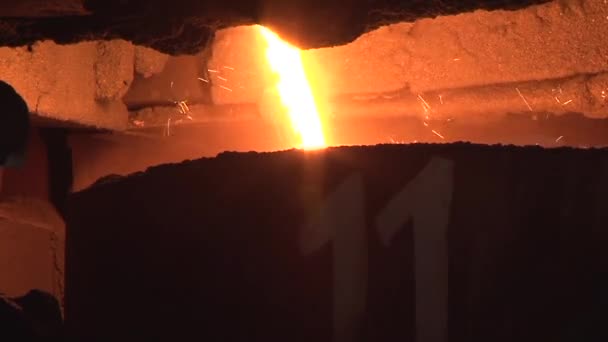 Fluente metallo liquido arancione brillante, Metallo di fusione, Metallo sta versando al serbatoio, Donetsk Metallurgical Plant, Immagine diventata sfocata — Video Stock
