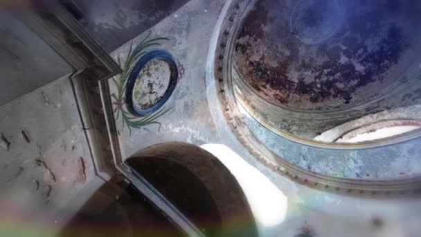 La Iglesia Vieja en el Campo, Soleado Día de Verano, La Iglesia en el Agua, Cielo, Interior — Vídeos de Stock