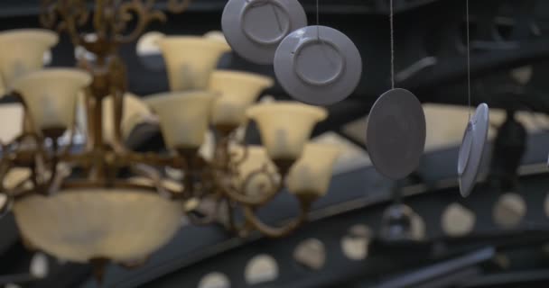 Grande lampe en métal unser le plafond, Tasses blanches, Soucoupes blanches, Hunging Under The Ceiling on the Threads, Construction métallique du plafond 