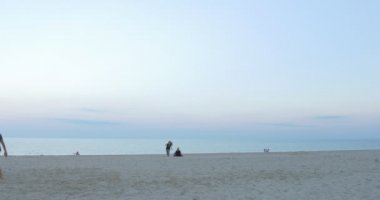 İnsanlar, çocuklar, aileler vardır at The Sandy Beach, erken akşam, insanlar Beach, geniş atış, ufuk ayrılıyor