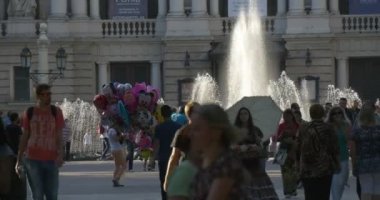 İnsanlar, çiftler vardır yürüyüş tarafından sokak, Avenue, Boulevard, Park, çeşmeler arka plan, balonlar Satılık, Vintage elbise kız olduğunu satan şekerler