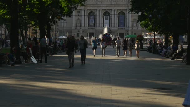 La gente, las parejas están caminando por el callejón, la avenida, el bulevar, el parque, la fuente, la gente se sienta en los bancos, el artista está pintando, vendiendo retratos — Vídeos de Stock