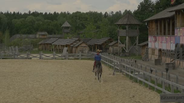 Tři jezdci se obrací, muž na koni Gray je poslední, staré město, zpomalené — Stock video