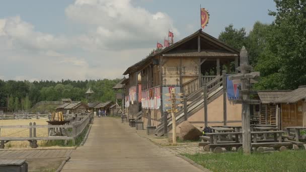 Obserwacja budynku z flagami w pobliżu Sandy Stadium, ludzie Distantly — Wideo stockowe