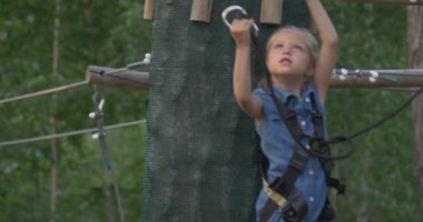 küçük kız aşağı slayt hazır hale getirilir