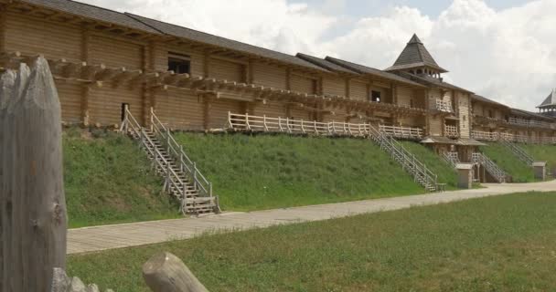 Dzienniki palisady są zbliżenie, śledzenie w lewo, Ancient City ścianie Panorama, Wall zbliżenie — Wideo stockowe