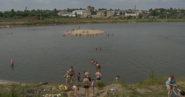 People on Lake's beach — Stock Video