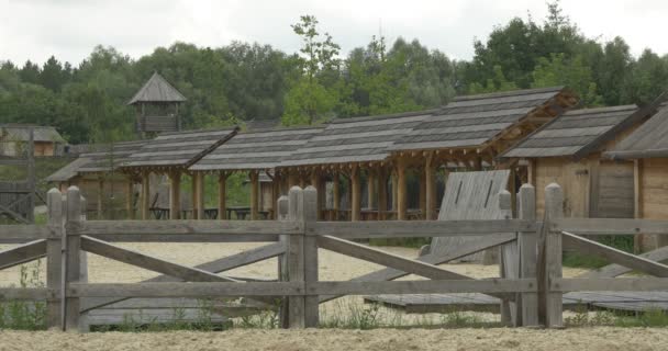 Stabiel onder de schuur, houten hek, zand stadion — Stockvideo