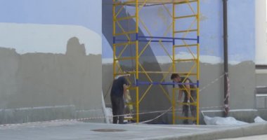 Duvarlar Mavi Boya ile Yarım Boyalı, Duvarda Sarı İskele, İki İşçi, Restoratörler Çalışıyor, St Michael Katedrali Onarımı