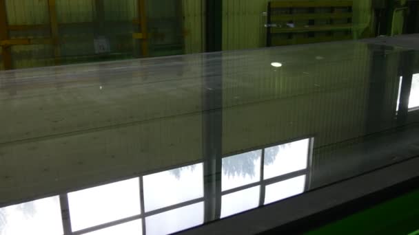 Beweging van robot door grote plaat van glas, snijden van plaat glas door robot, productie van beglaasde ramen, kogelvrij glas, verwarmd glas, Smart Glass — Stockvideo