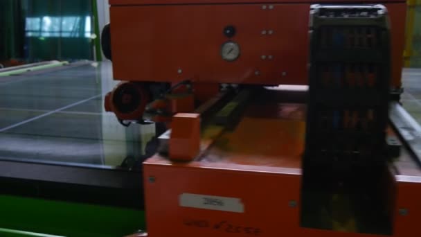Cutting robot närbild, rör sig med stort glas, skärning av plåt av robot, maskin närbild, glasyta närbild — Stockvideo