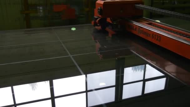 Movimiento de un robot, Máquina, Proceso de corte de vidrio de hoja por robot, Producción de ventanas acristaladas, Vidrio a prueba de balas, Vidrio calentado, Vidrio inteligente — Vídeos de Stock