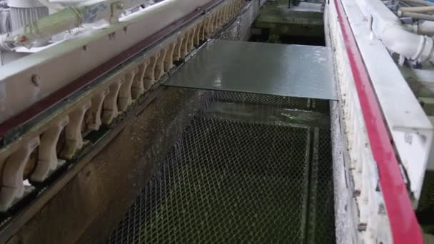 Ark av glas i maskinen för fasning, glasskiva närbild, vilket gör fas, glas kantslipning, arbetare tvättar arket, tog ut det — Stockvideo
