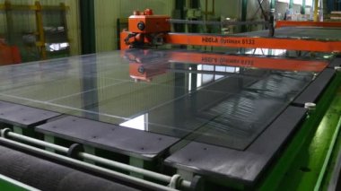 Kesme Robotu Closeup, Büyük Levha Cam ile Taşıma, Güvenlik Kask üç İşçi Süreci Gözlemliyor, Robot tarafından Sac Cam Kesme