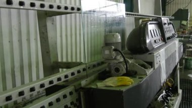 Makinede Taşlama cam Levha Kenarı, Turuncu Güvenlik Kask İşçi, Adam Makine, Kameraman cam levha almış