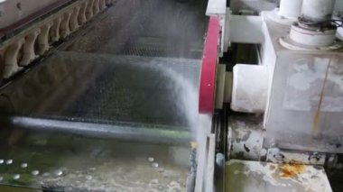 Cam Sac Su, Hortum, Su Jeti, Sarı Güvenlik Eldivenİşçisi Tarafından Yıkanır Sac Çıkardı, Chamfering Makinesi, Cam Kenar Taşlama