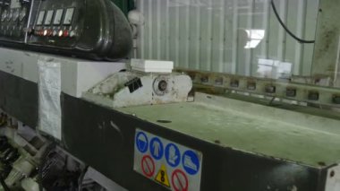 Turuncu Kasklı İşçi, Çarşafı Makineye Koydu, Çarşafın Kenarı Öğütülüyor, Makine Kapanışı, Makine Ekipmanı