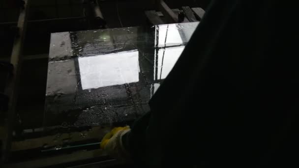 Feuille de verre humide, Travailleur mettre la feuille de verre dans la machine, Travailleur dans des gants jaunes, Jets d'eau 