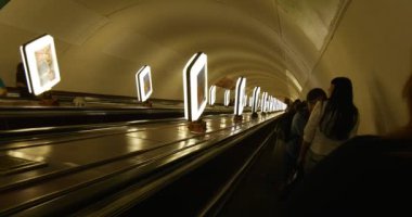 Yürüyen Merdivende Bir Kalabalık Undeground Down Going