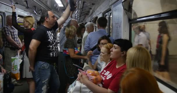 Το πλήθος των ανθρώπων φθάνει στον υπόγειο σταθμό στο τρένο του μετρό — Αρχείο Βίντεο