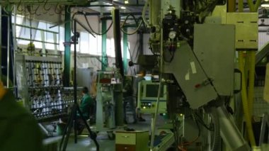 Makinelerdeki işçiler, İnsan, İşçi Yakından, İşçiler, Arka plandaki Adamlar, Cam Fabrikasındaki Makineler