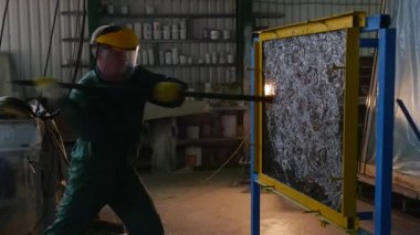 Üniformalı ve Koruyucu Ekranlı İşçi, Sarı Eldiven, Cam Çarşafı Sopayla Geçiyor, Kurşun geçirmez Cam Testi