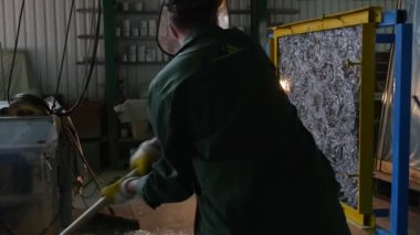 Üniformalı ve Koruyucu Ekranlı İşçi, Sarı Eldiven, Hummer 'ın Cam Çarşafı, Lamba Işığı, Kurşun geçirmez Cam Testi