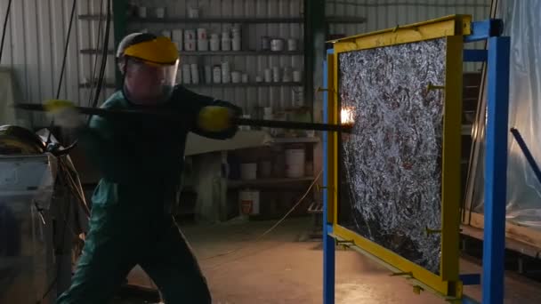 Worker In Uniform and Protective Screen, Yellow Gloves, bije arkusz szkła kijem, Testowanie kuloodpornego szkła — Wideo stockowe