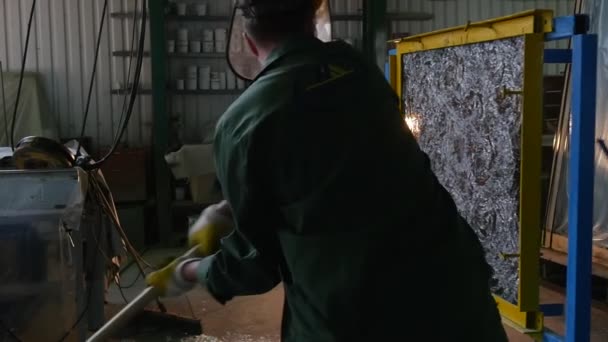 Trabajador en uniforme y pantalla protectora, guantes amarillos, está golpeando la hoja de vidrio por Hummer, Lamplight, Pruebas de vidrio a prueba de balas — Vídeos de Stock