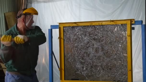 Trabalhador em tela uniforme e protetora, luvas amarelas, está batendo a folha de vidro por Hummer, Teste de vidro à prova de balas, Vidro temperado quebra — Vídeo de Stock