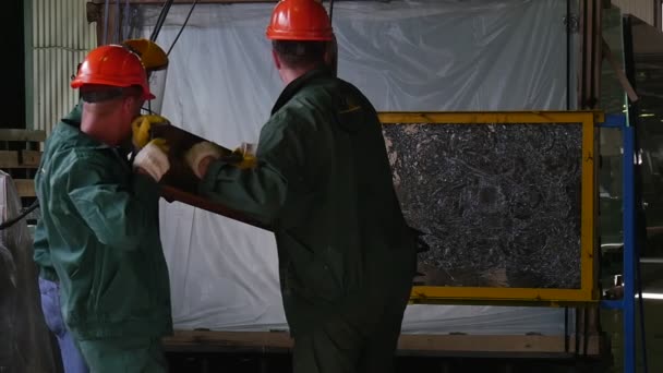 Tre lavoratori in uniforme e arancione caschi di sicurezza, schermo protettivo, stanno battendo la lastra di vetro da batteria Ram, test di vetro antiproiettile — Video Stock